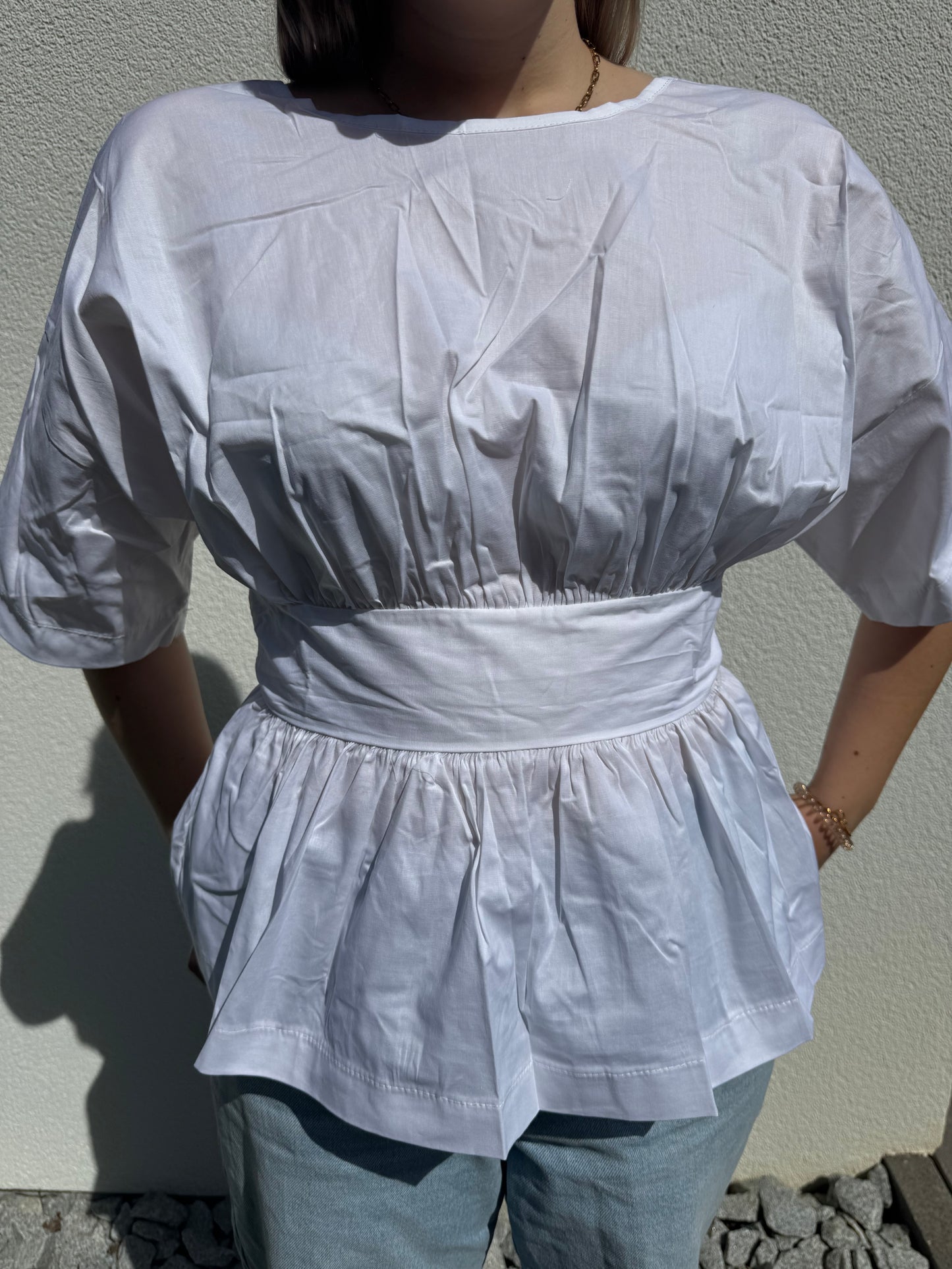 Weiße Bluse mit offenem Rücken