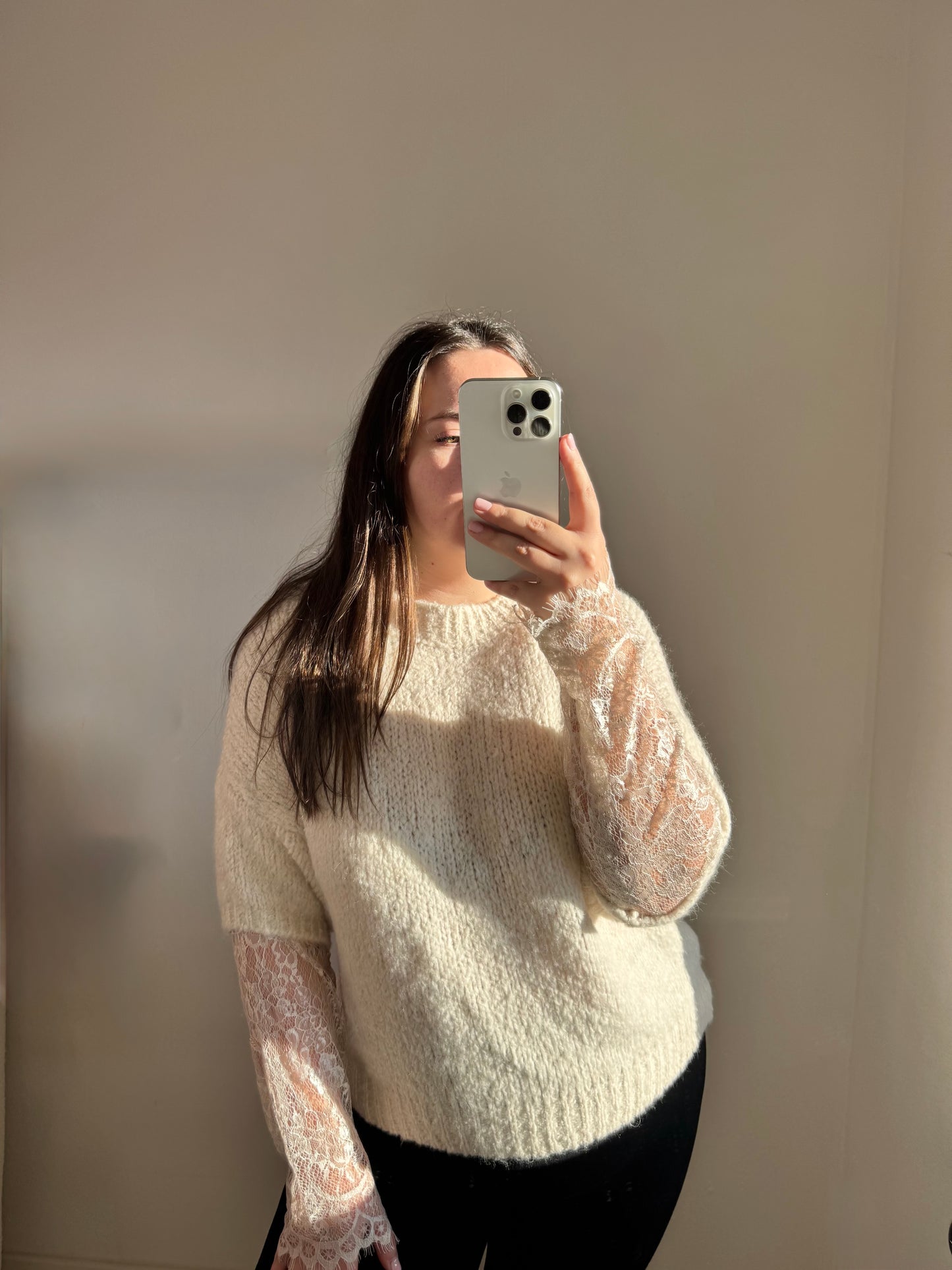 Strickpullover mit Spitzenärmeln creme