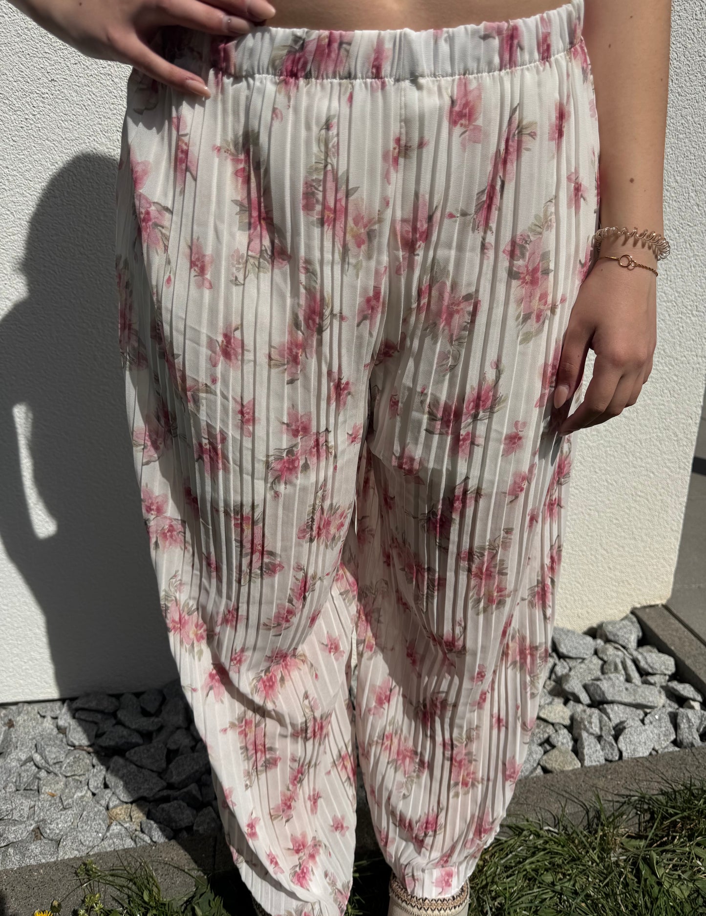 Plissierte Hose mit Blumenmuster creme