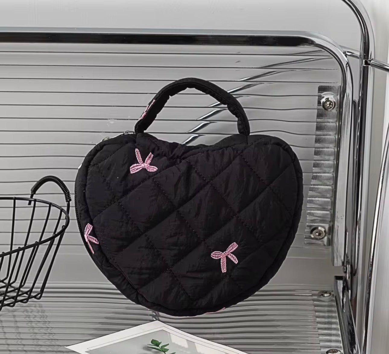 Kosmetiktasche in Herzform mit Tragegriff - schwarz