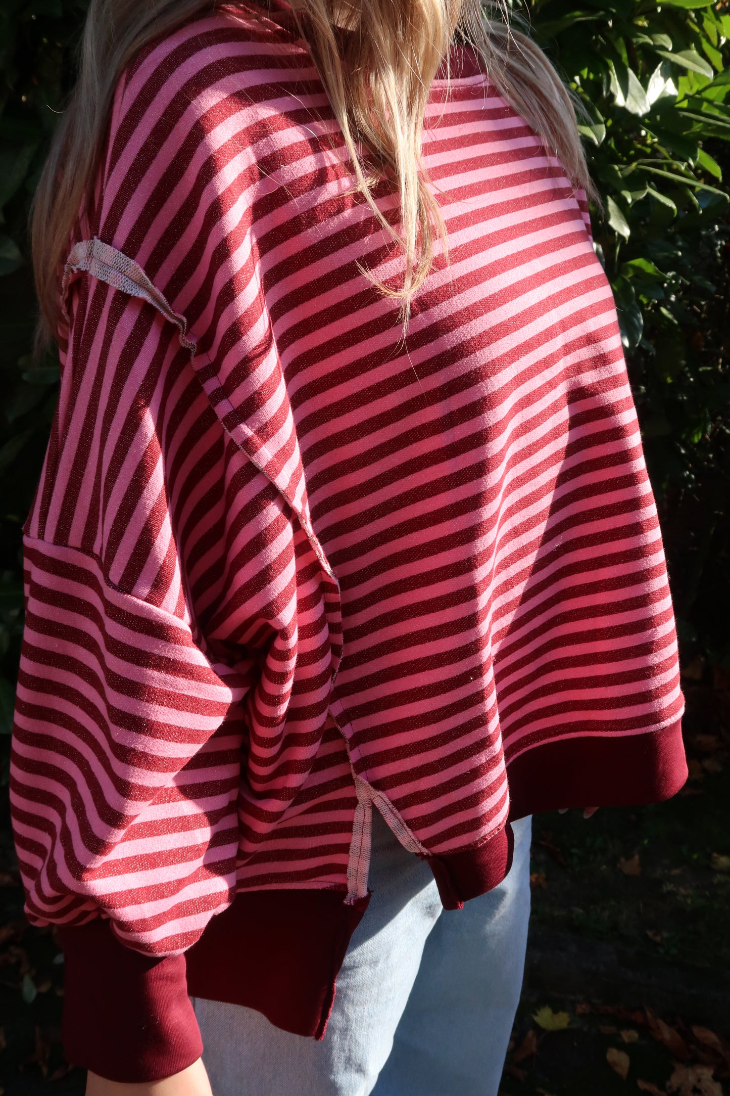 Dünnes Sweatshirt mit feinen Streifen rosa rot