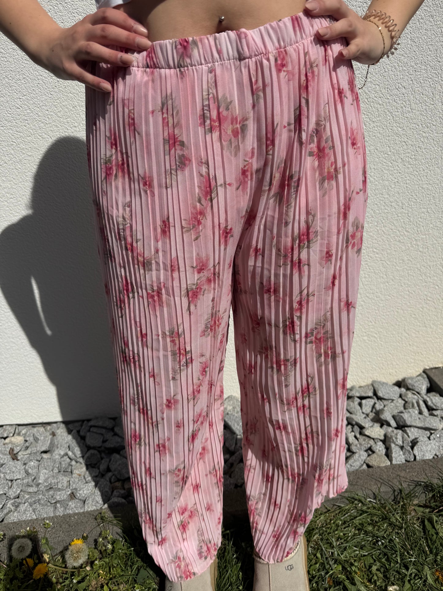 Plissierte Hose mit Blumenmuster rosa