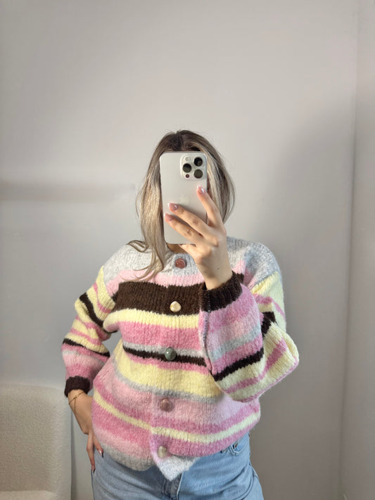 Strickjacke mit Steinknöpfen