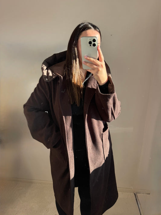 Brauner Mantel mit Kapuze