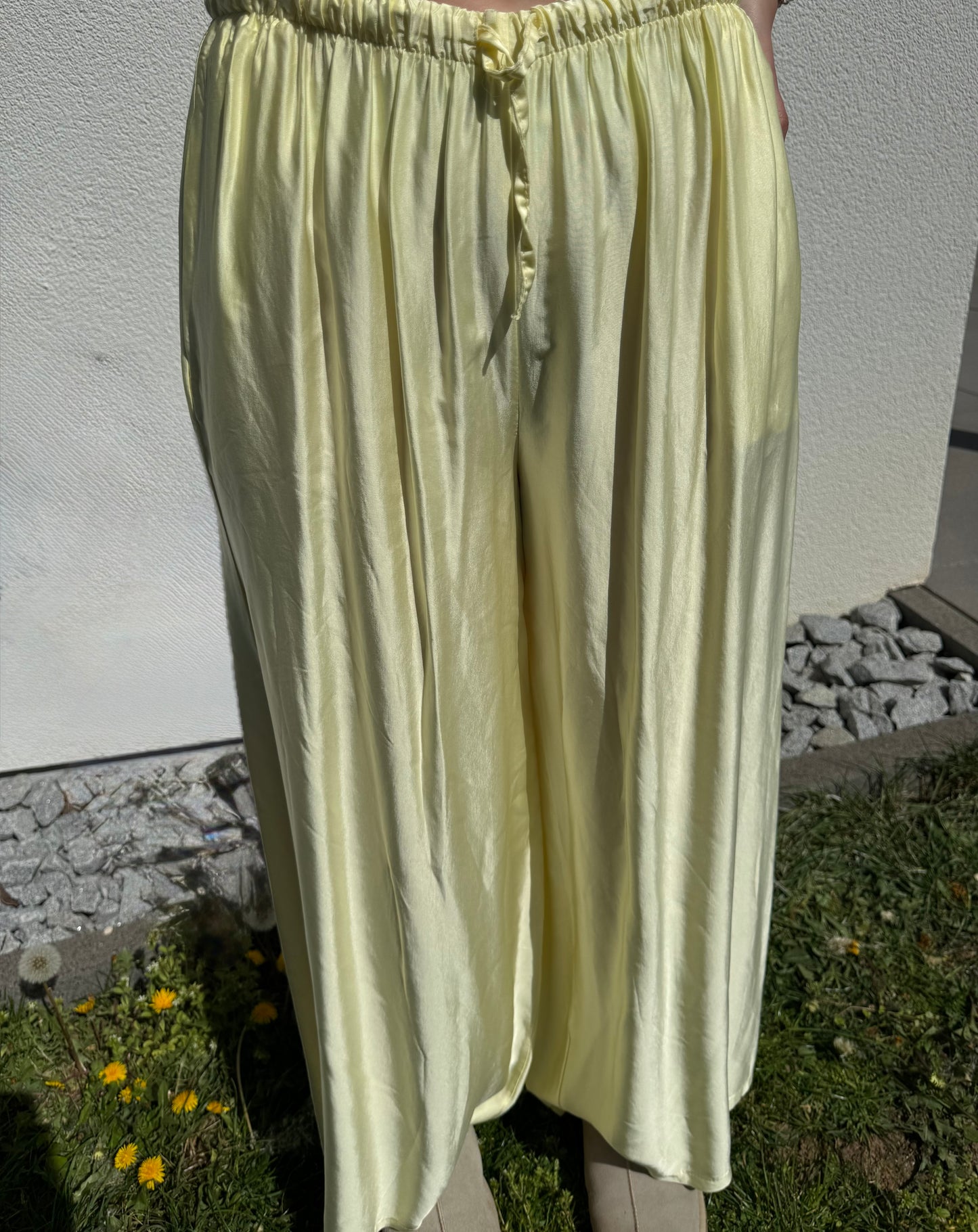 Satinhose gelb