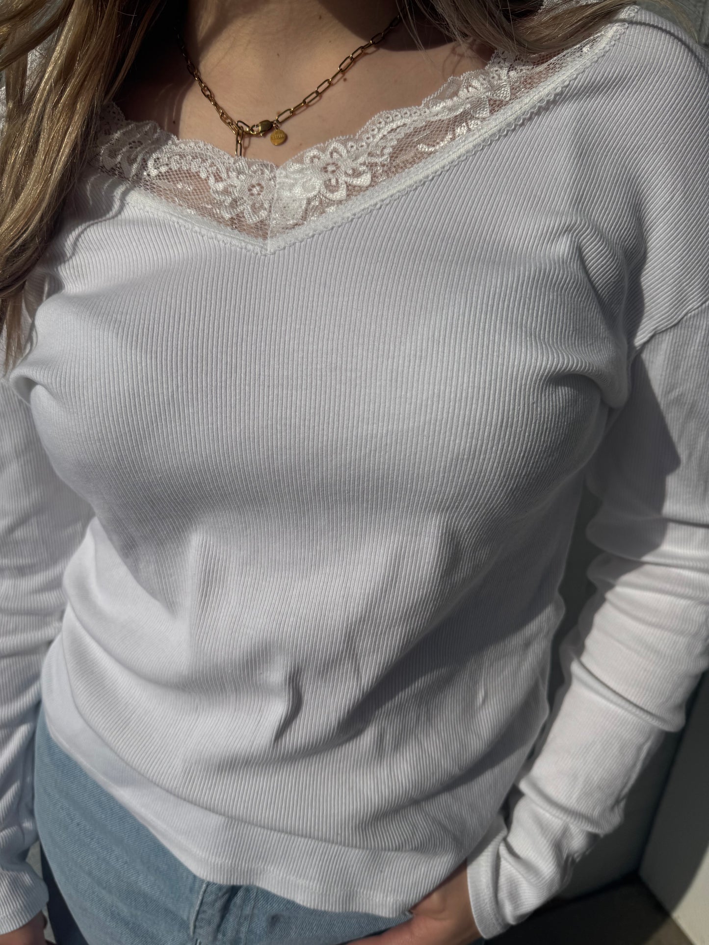 Basic Shirt mit V-Ausschnitt & Spitze weiß