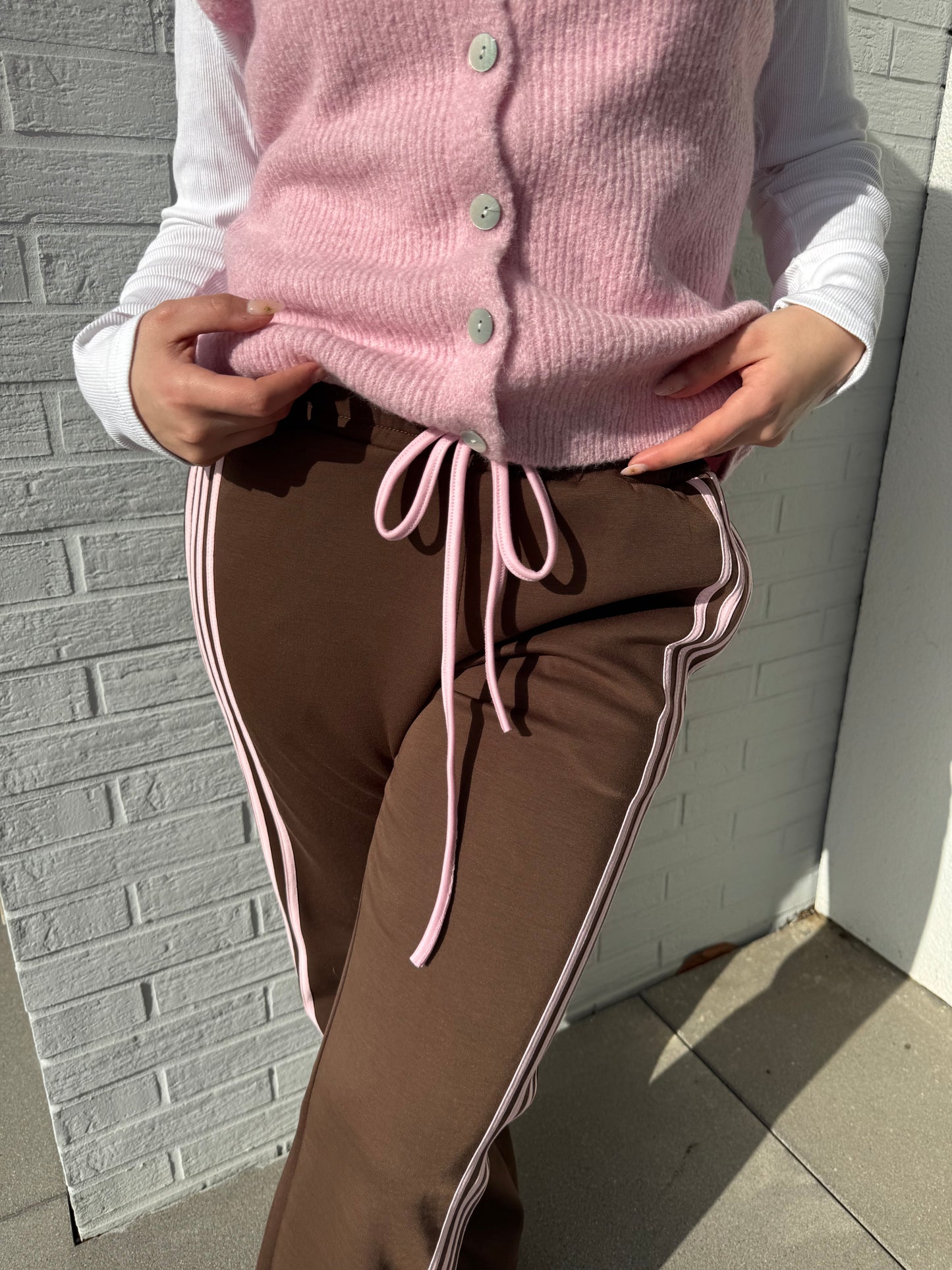 Hose mit Streifen an der Seite braun/rosa