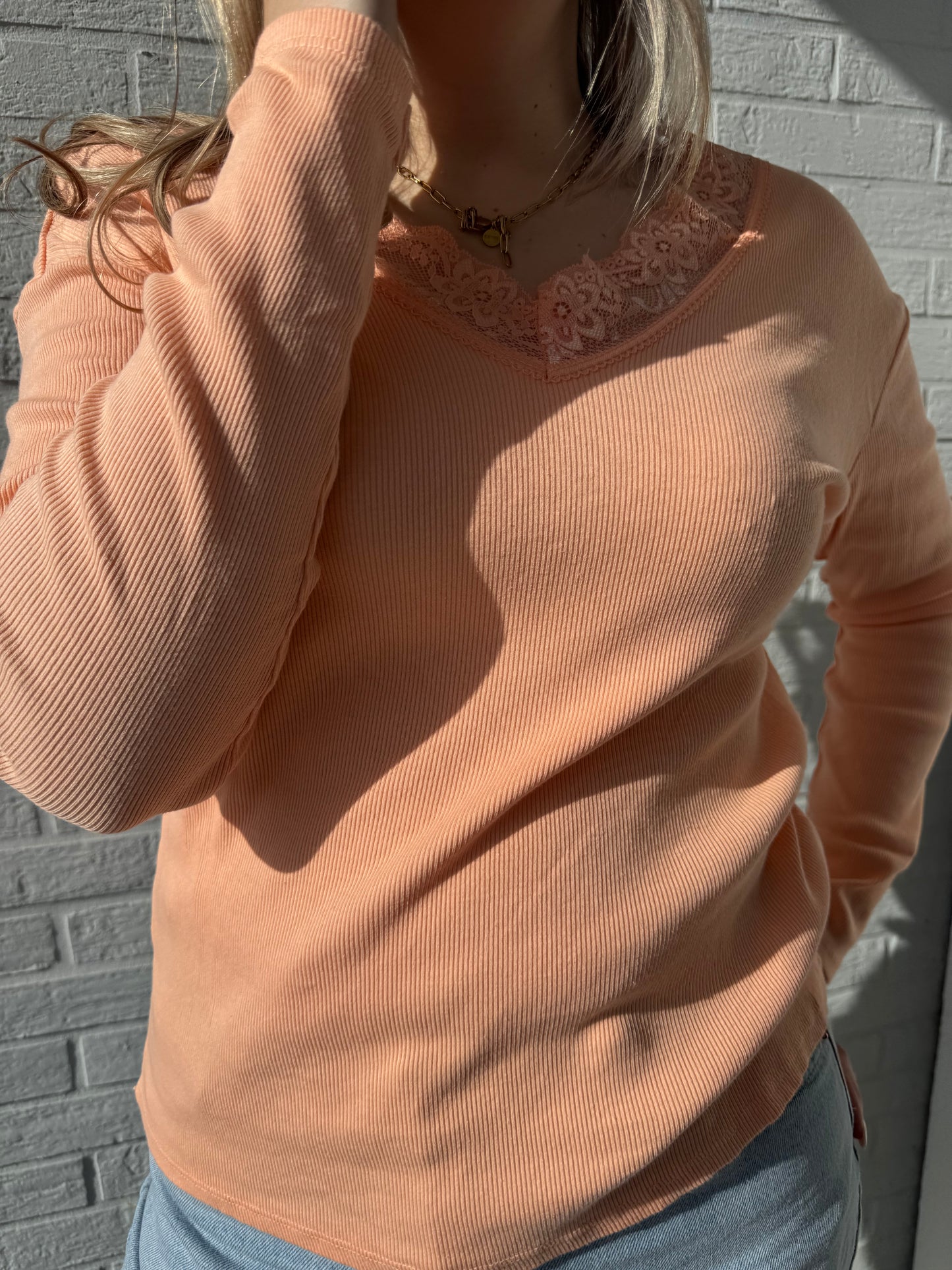 Basic Shirt mit V-Ausschnitt & Spitze apricot