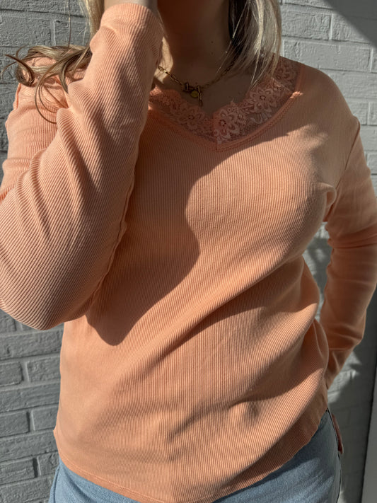 Basic Shirt mit V-Ausschnitt & Spitze apricot