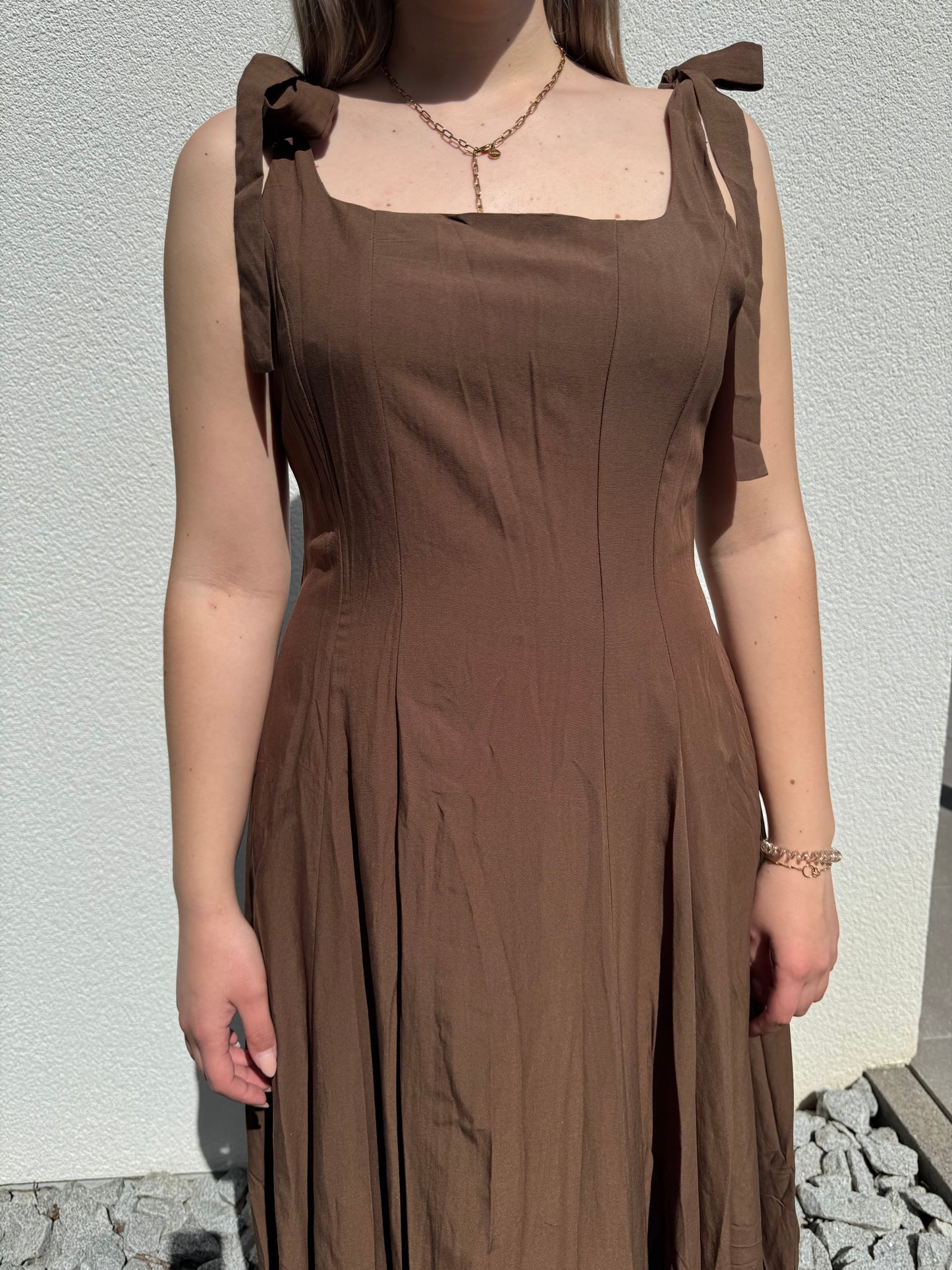 Kleid mit Schleifenträgern braun