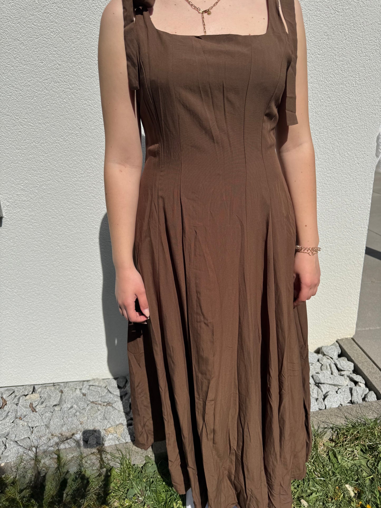 Kleid mit Schleifenträgern braun