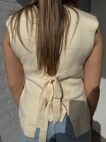 Top mit Schmuckknöpfen creme