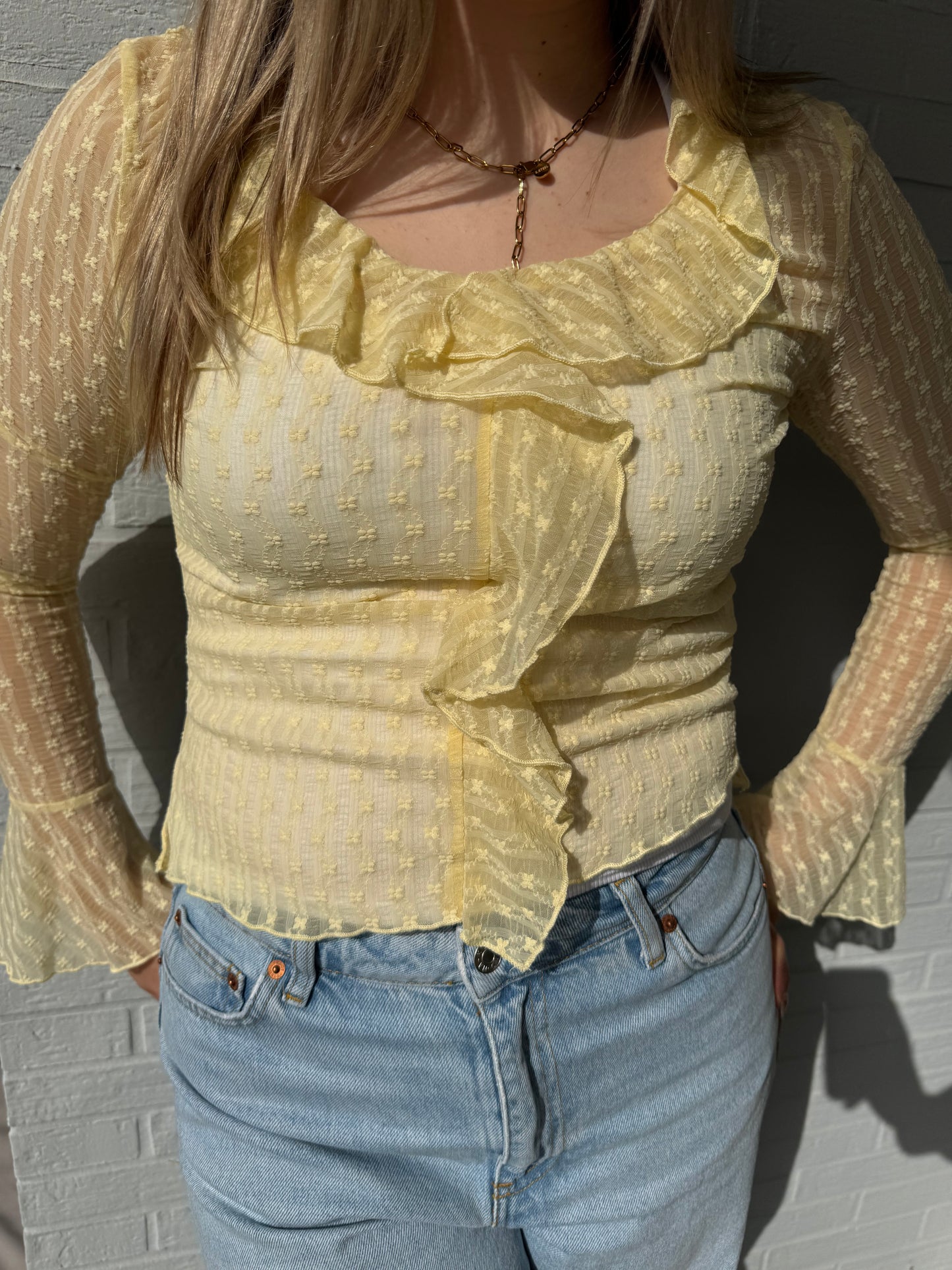 Hellgelbe Bluse mit Spitzendetails