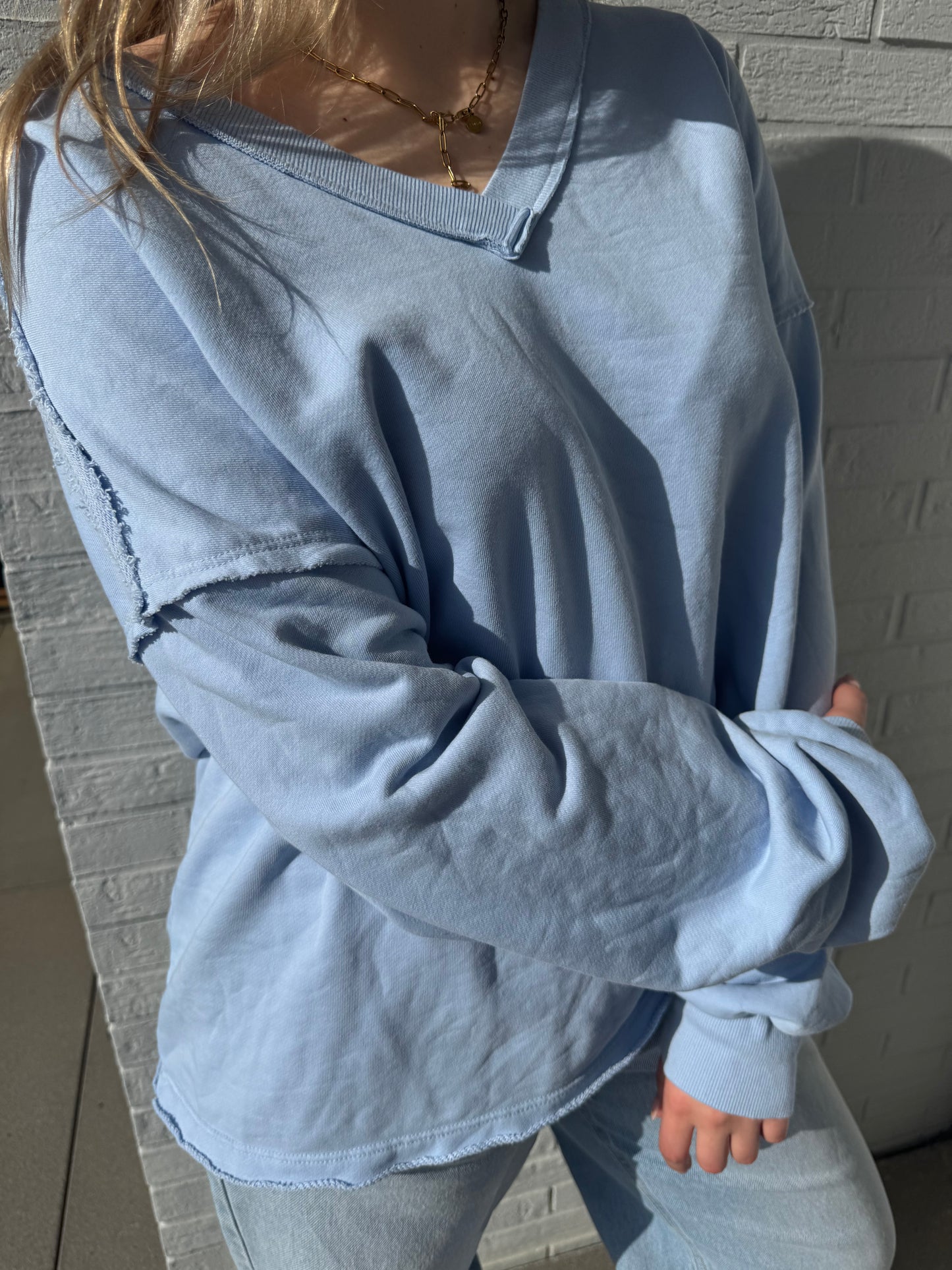 Lockeres Sweatshirt mit V-Ausschnitt blau