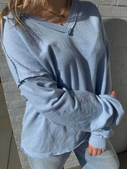 Lockeres Sweatshirt mit V-Ausschnitt blau