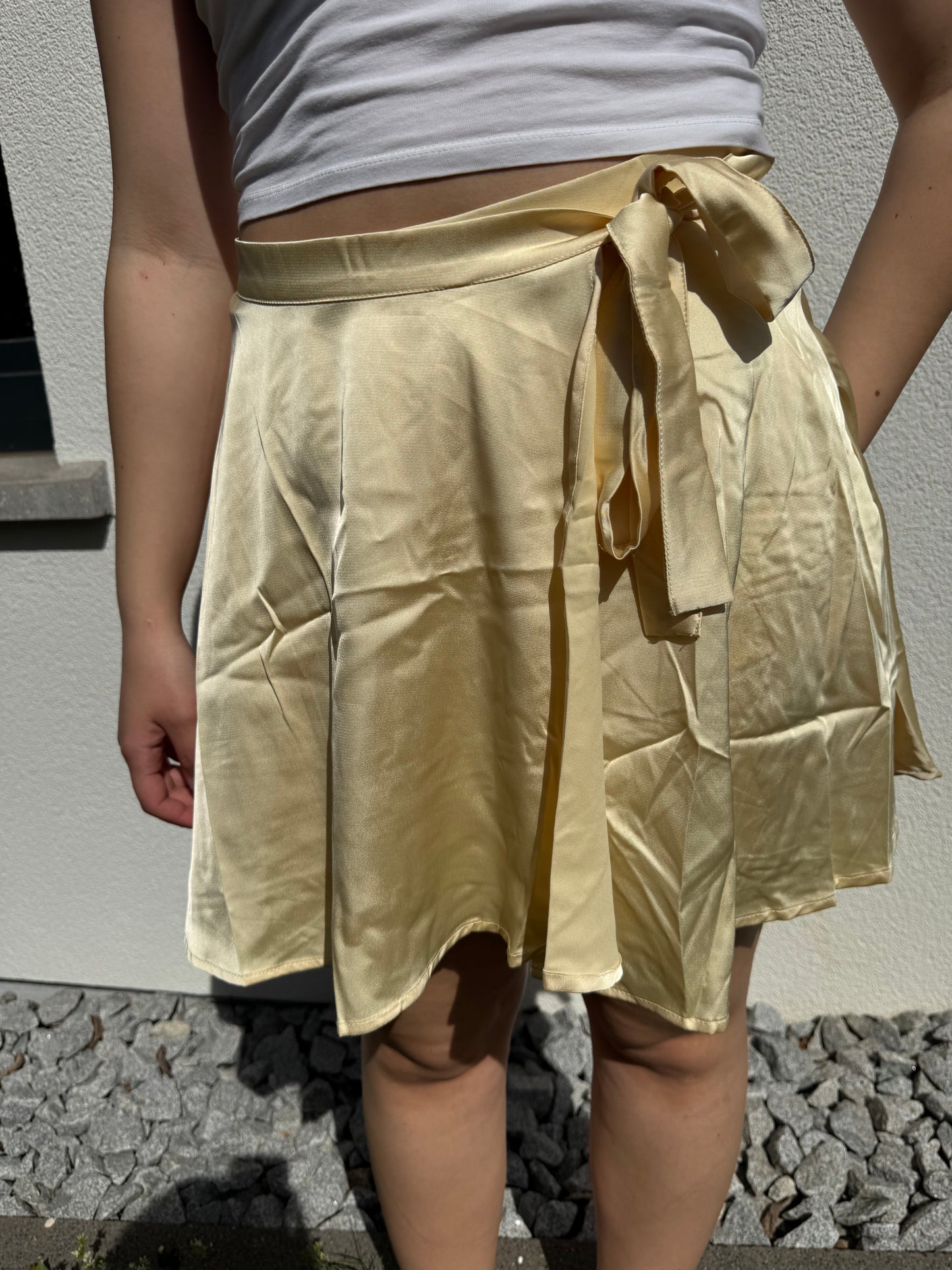 Satinhosenrock mit Wickeldetail gelb