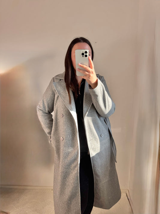 Grauer Mantel mit Gürtel