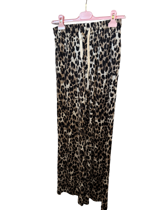 Leo Hose mit weitem Bein