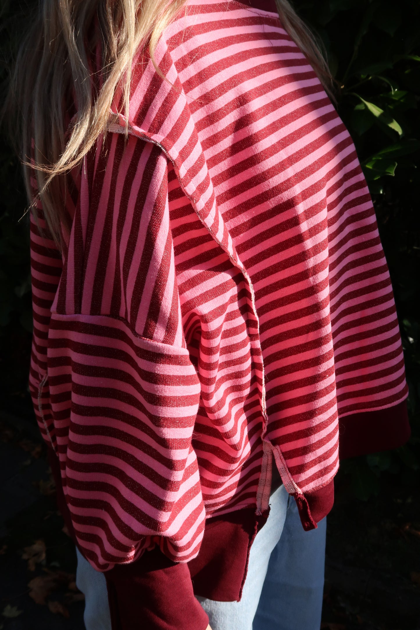 Dünnes Sweatshirt mit feinen Streifen rosa rot
