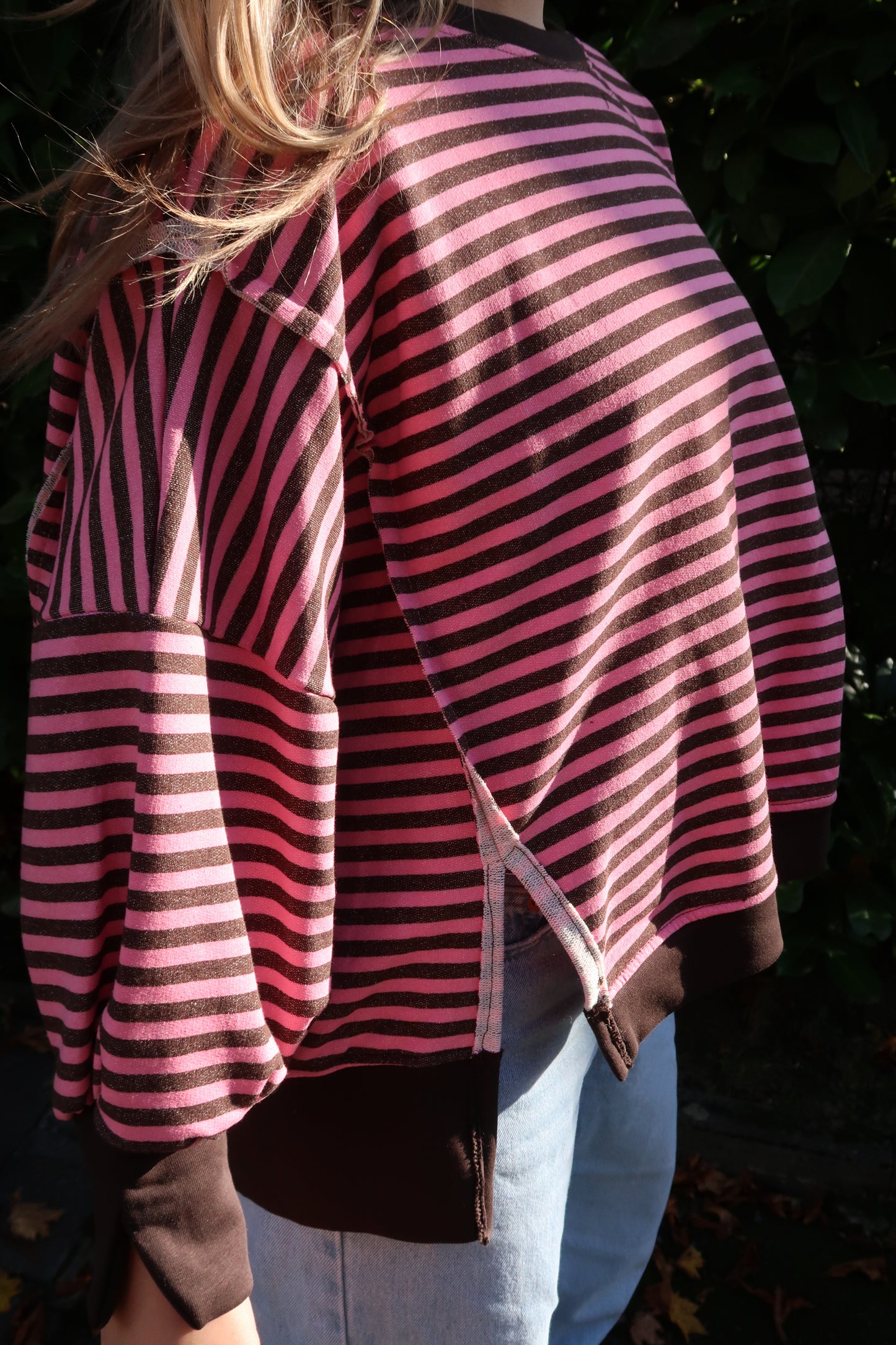 Dünnes Sweatshirt mit feinen Streifen rosa braun