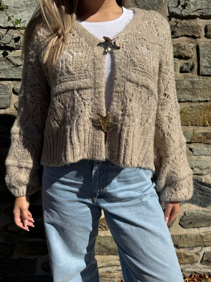 Strickjacke mit Sternenknöpfen