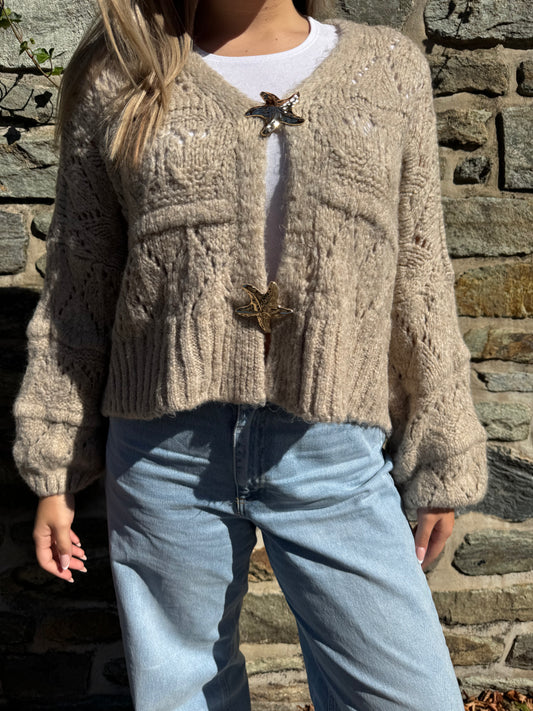 Strickjacke mit Sternenknöpfen