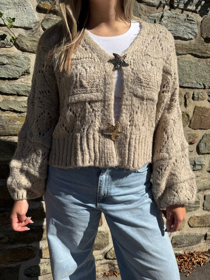 Strickjacke mit Sternenknöpfen