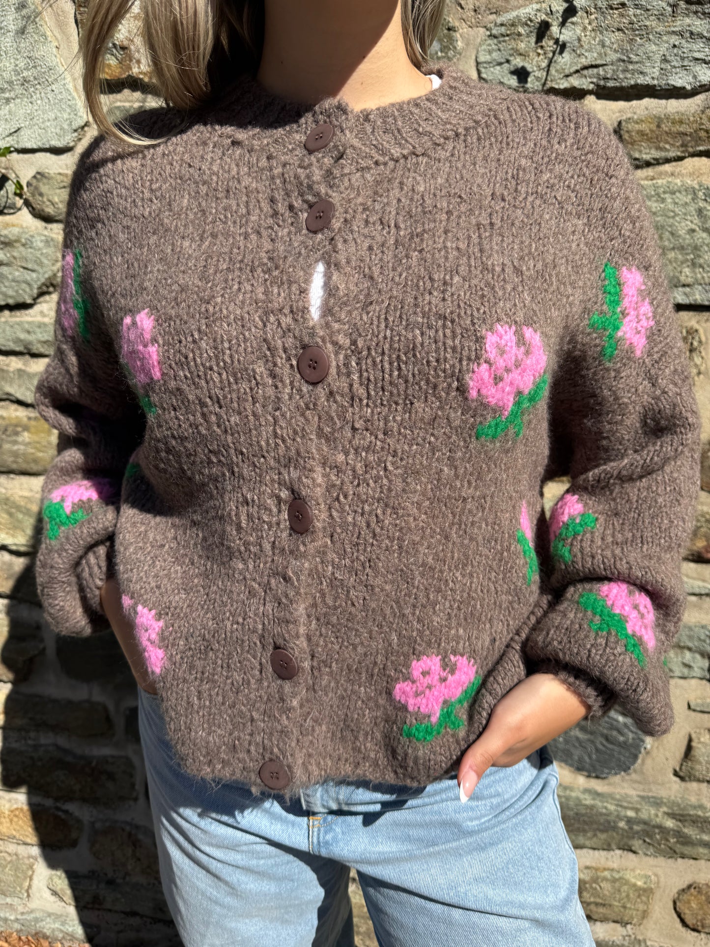 Strickjacke mit Blümchen braun
