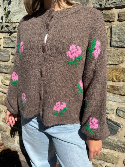 Strickjacke mit Blümchen braun