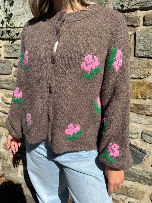Strickjacke mit Blümchen braun