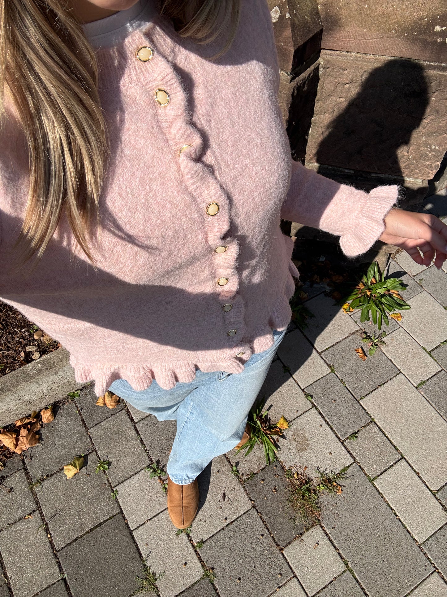 Strickjacke mit Volantärmeln rosa