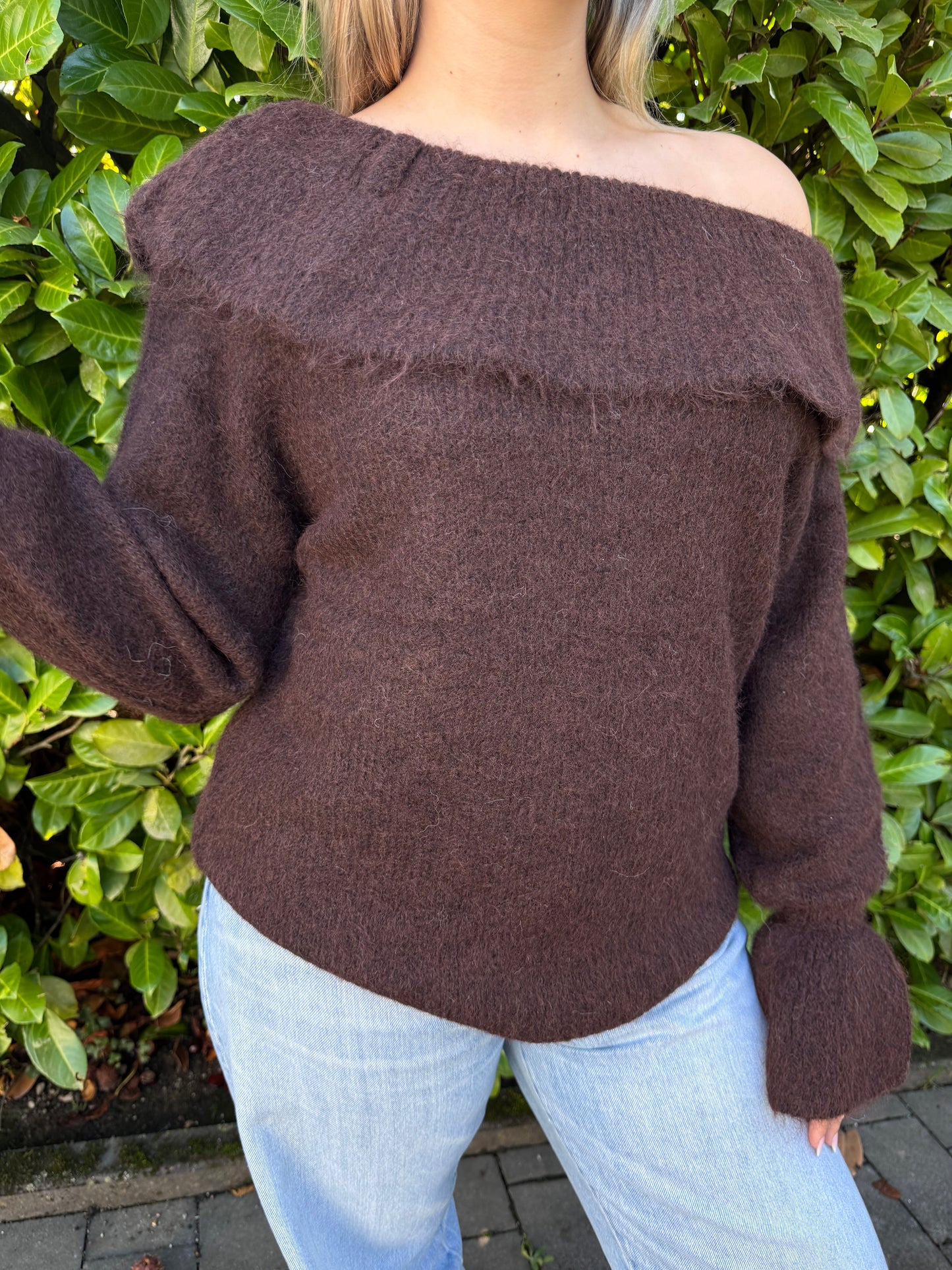 Pullover off shoulder mit Volantärmeln braun