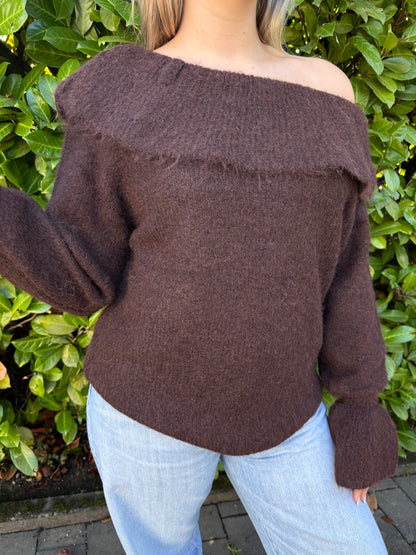 Pullover off shoulder mit Volantärmeln braun