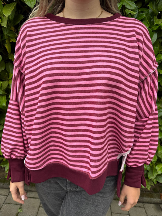 Dünnes Sweatshirt mit feinen Streifen rosa rot