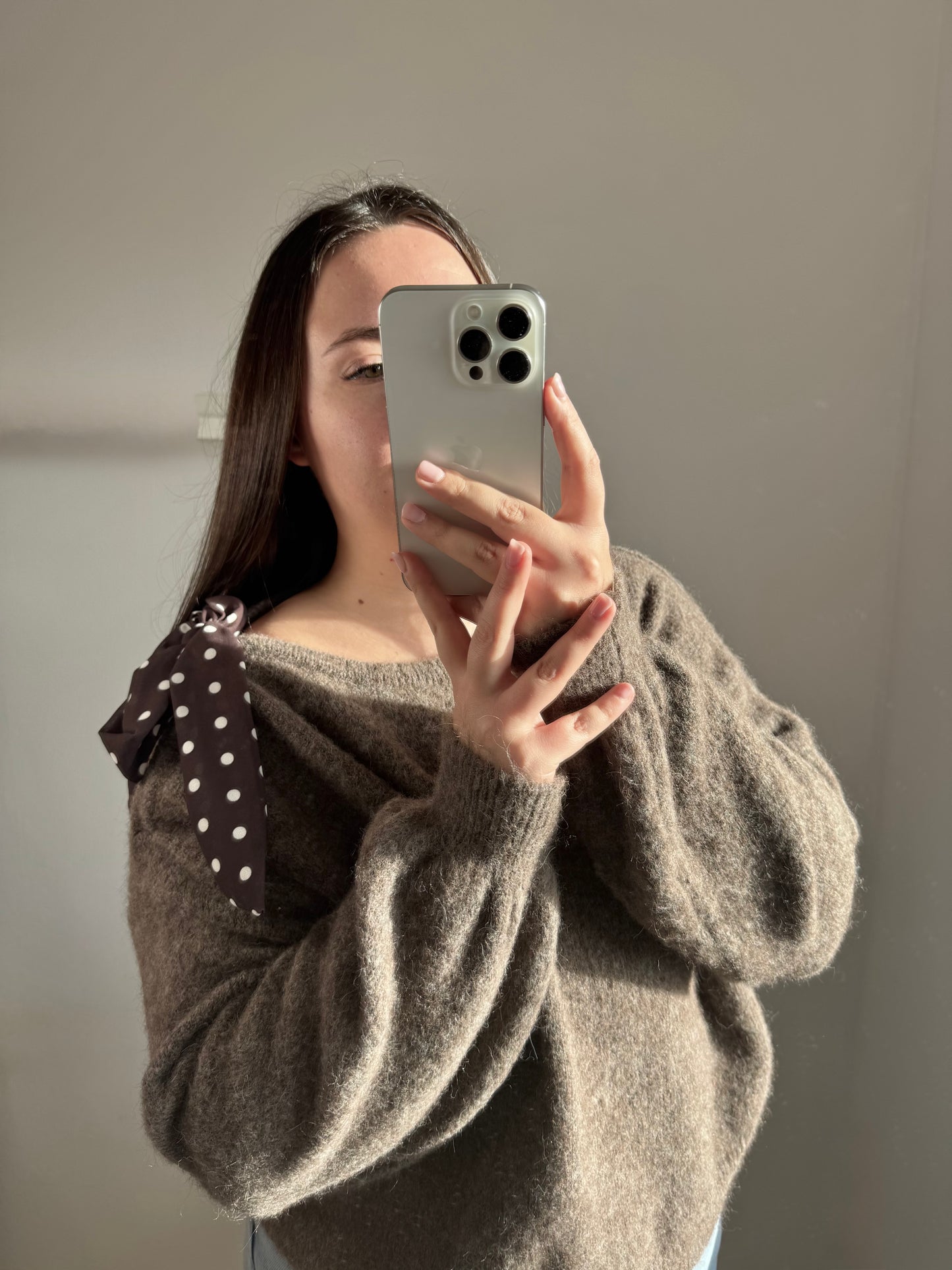 Pullover mit Pünktchen Schleife taupe